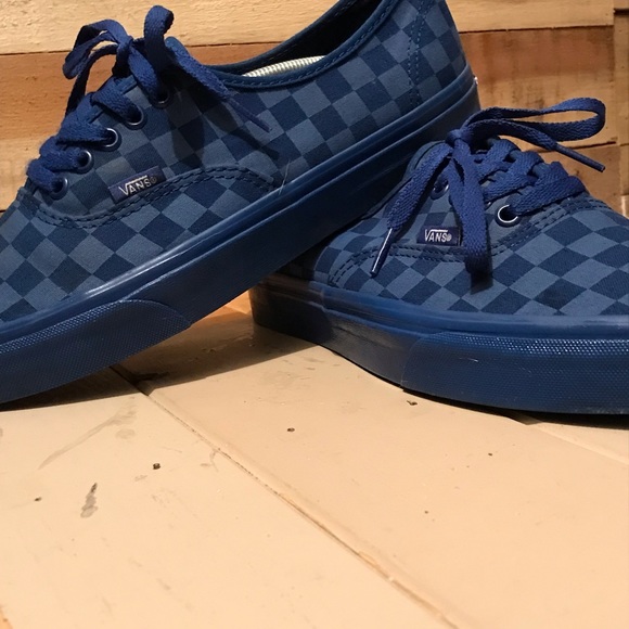 Selling a size 9.5 size blue checkered vans - Picture 2 of 3